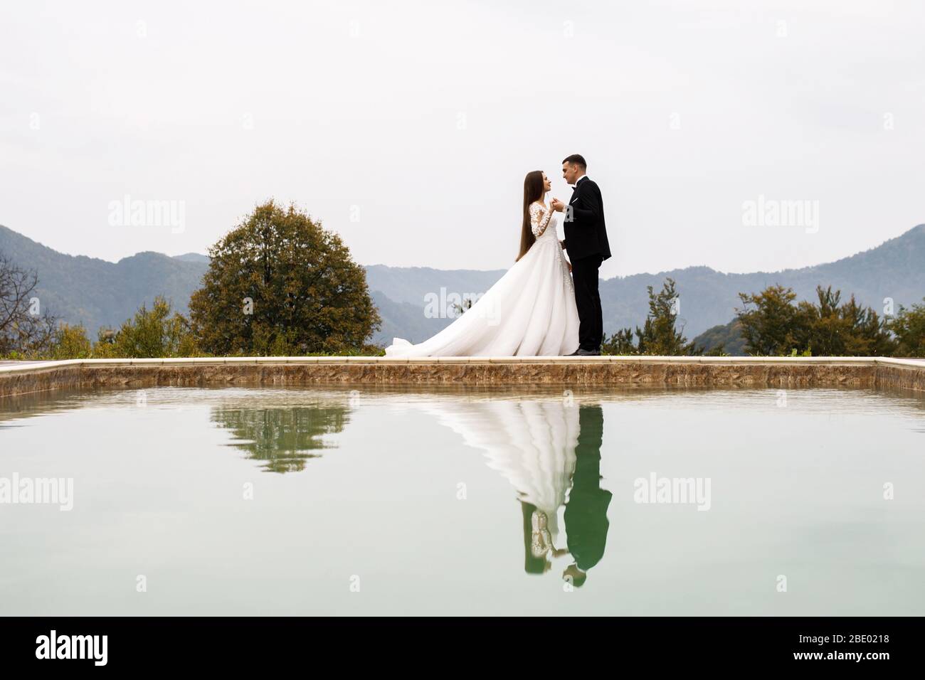 Anniversaire de mariage jeunes gens sympathiques. Jeune couple amoureux. Une histoire d'amour près de la piscine. Banque D'Images