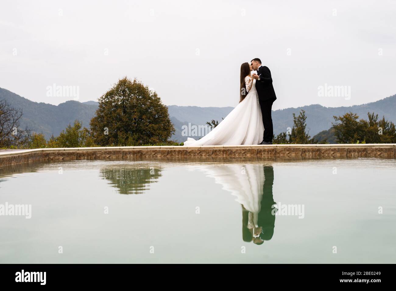 Anniversaire de mariage jeunes gens sympathiques. Jeune couple amoureux. Une histoire d'amour près de la piscine. Banque D'Images