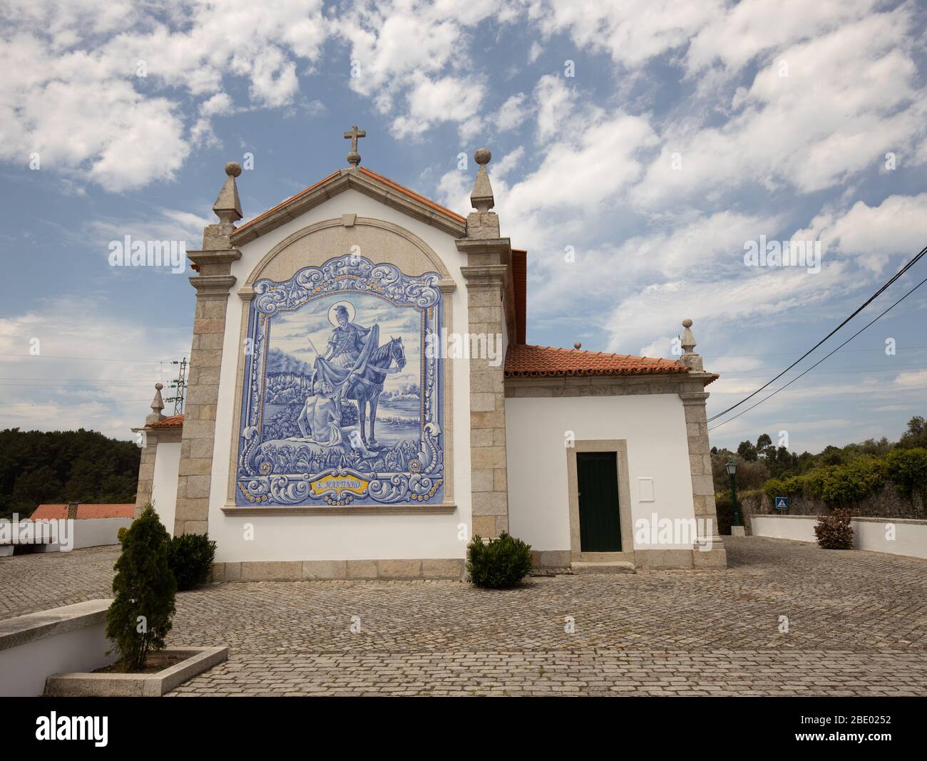 Saint Martinho dans des tuiles bleu azulejo détaillées sur le mur pignon de l'église de Freixieiro de Soutelo datant de 1258, à Viana do Castelo, Portugal . Banque D'Images