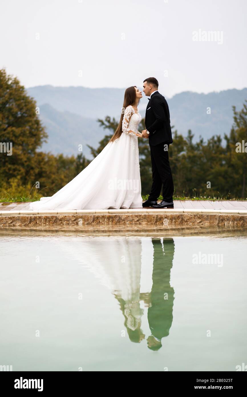 Anniversaire de mariage jeunes gens sympathiques. Jeune couple amoureux. Une histoire d'amour près de la piscine. Banque D'Images