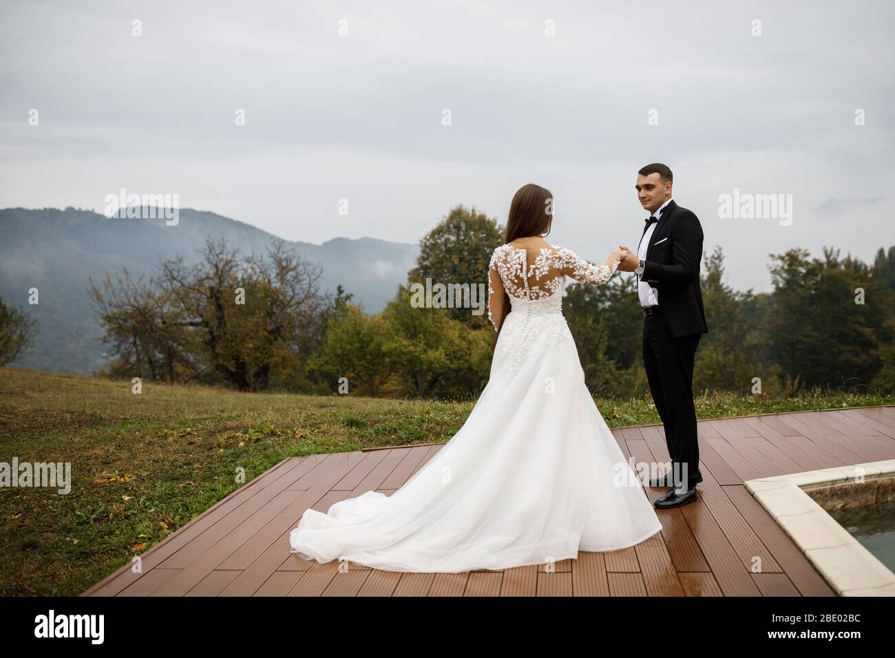 Anniversaire de mariage jeunes gens sympathiques. Jeune couple amoureux. Une histoire d'amour près de la piscine. Banque D'Images