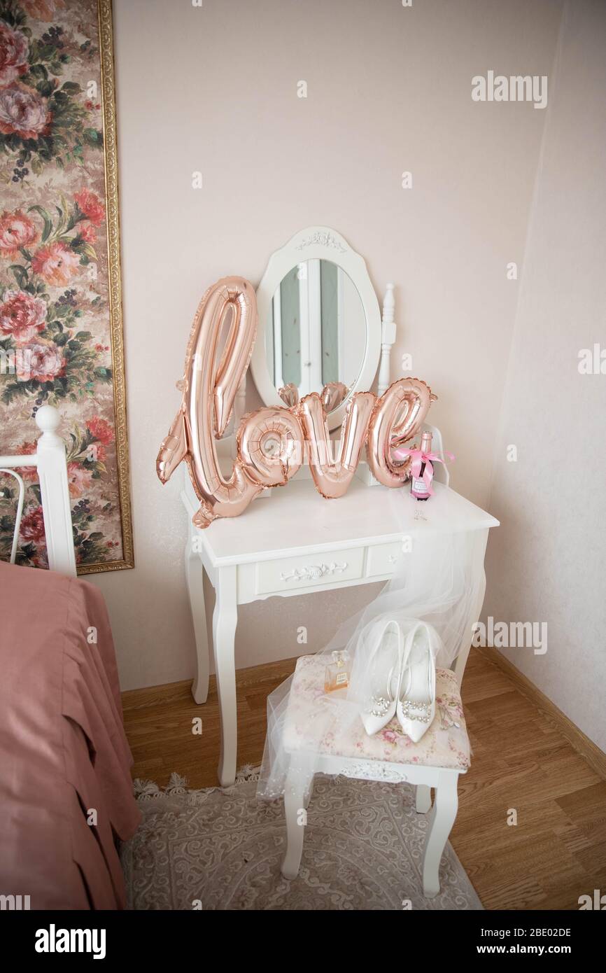 Hélium ballon amour rose brillant couleur accessoire de mariage. Banque D'Images