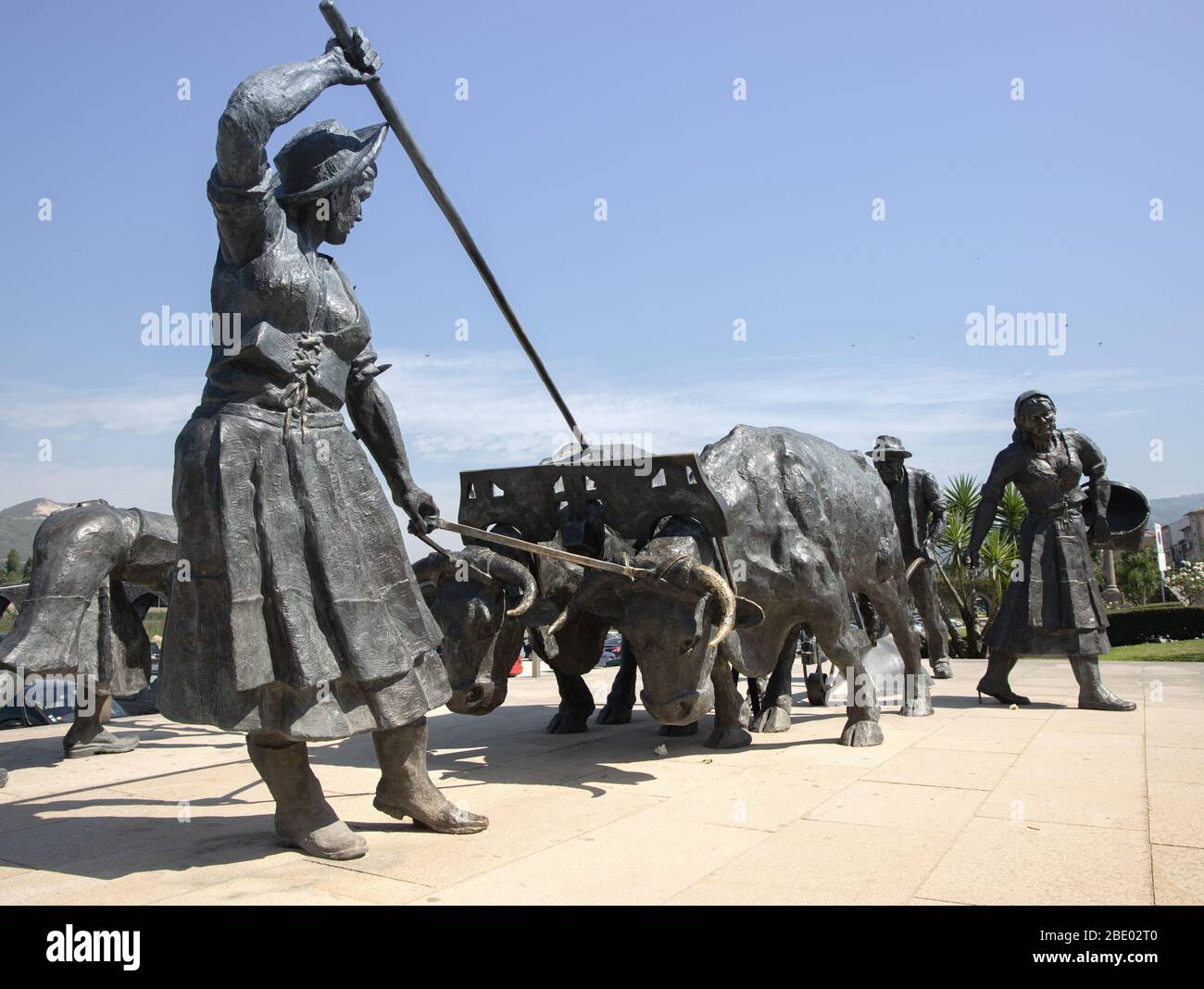Monument pour honorer ceux qui travaillent comme agriculteurs avec des sculptures labourant, semant et récoltant Ponte de Lima Nord du Portugal Banque D'Images