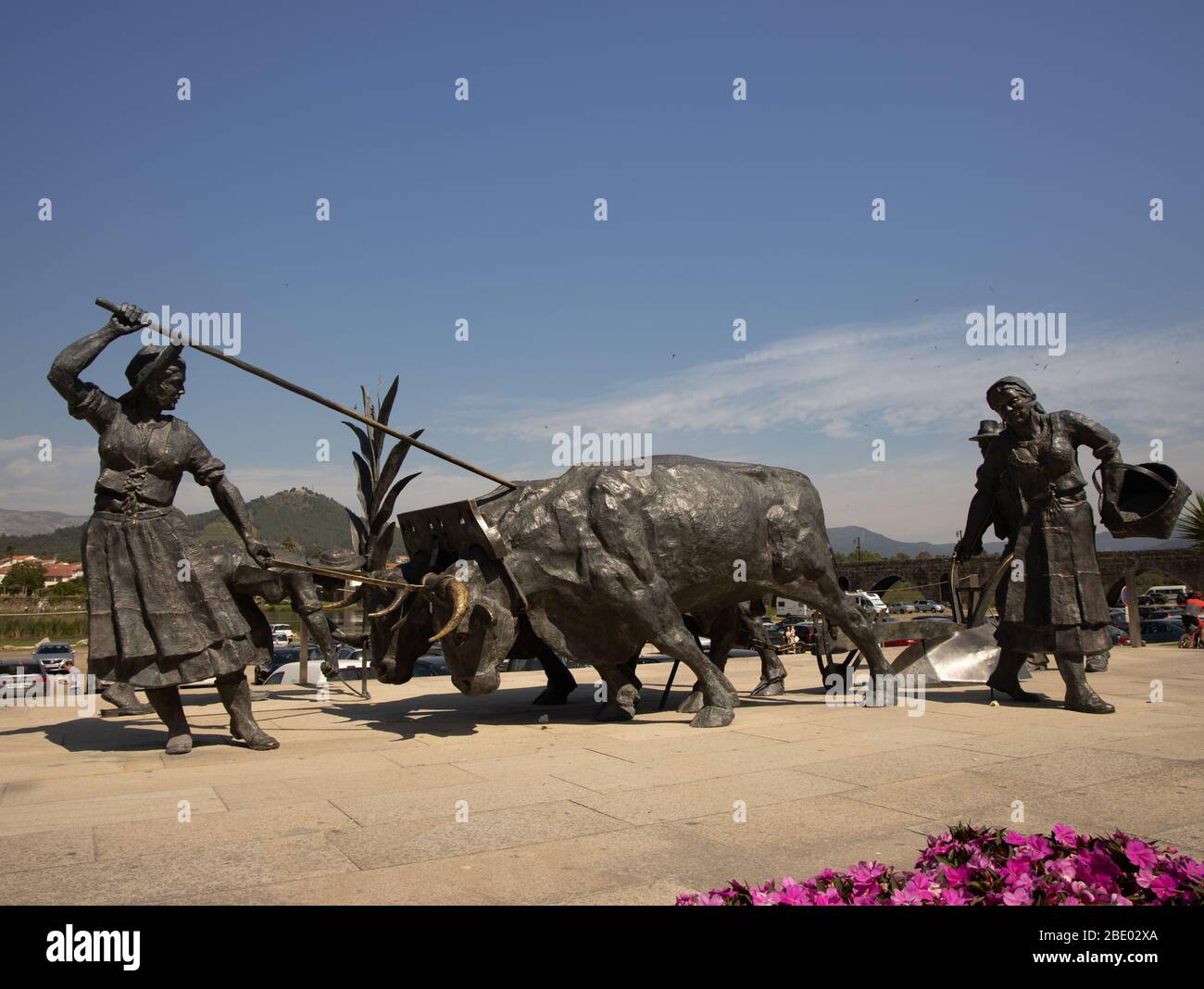 Monument pour honorer ceux qui travaillent comme agriculteurs avec des sculptures labourant, semant et récoltant Ponte de Lima Nord du Portugal Banque D'Images