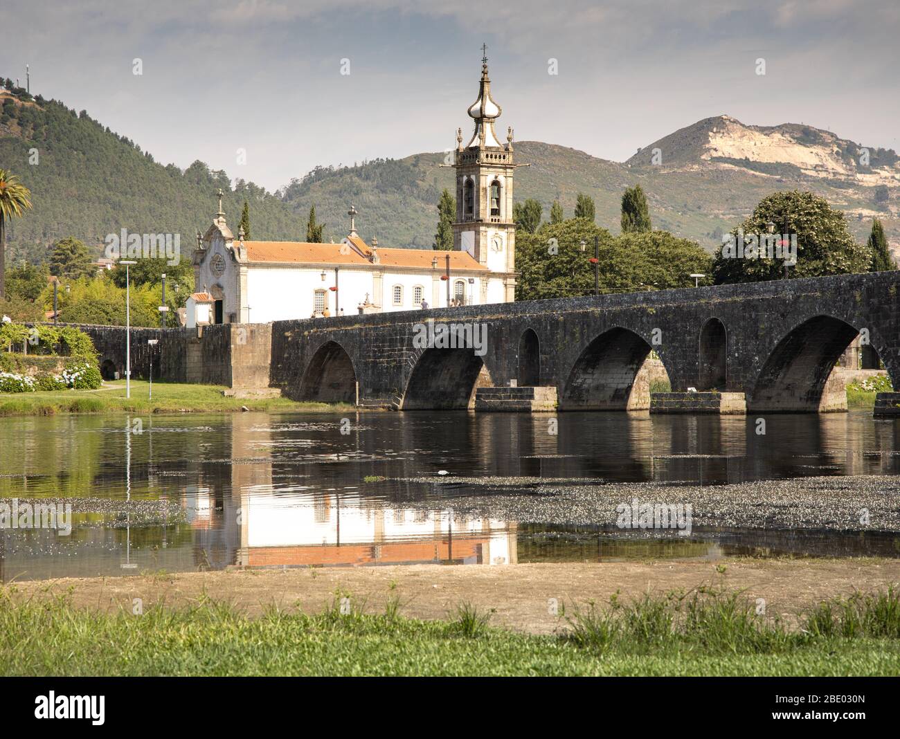 Vue panoramique sur la rivière Lima près du pont médiéval de Ponte et de la jolie église blanche Igreja de Santo António Ponte de Lima Nord du Portugal Banque D'Images