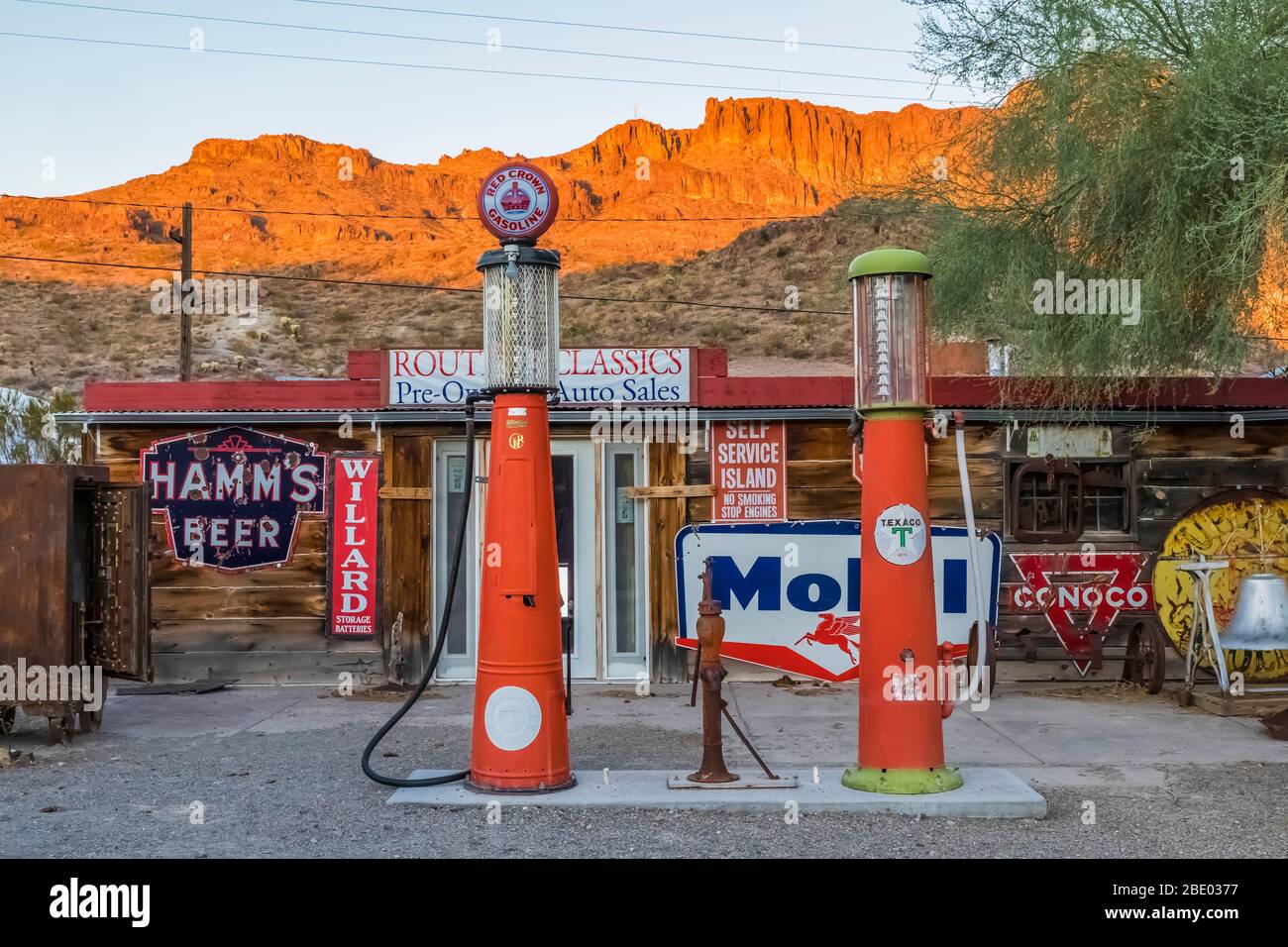 Affaires avec collection de souvenirs dans le centre-ville d'Oatman, une vieille ville d'extraction d'or a transformé la ville touristique le long de la route historique 66 en Arizona, États-Unis [No p Banque D'Images