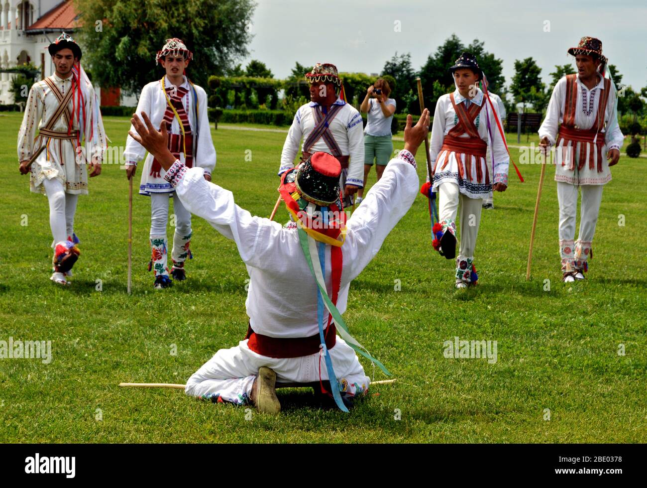 Ancienne tradition roumaine appelée « calusari », hommes exécutant la danse traditionnelle « calus » pendant les festivités du printemps, les traditions de Pâques rustiques - Dragasani, le do Banque D'Images