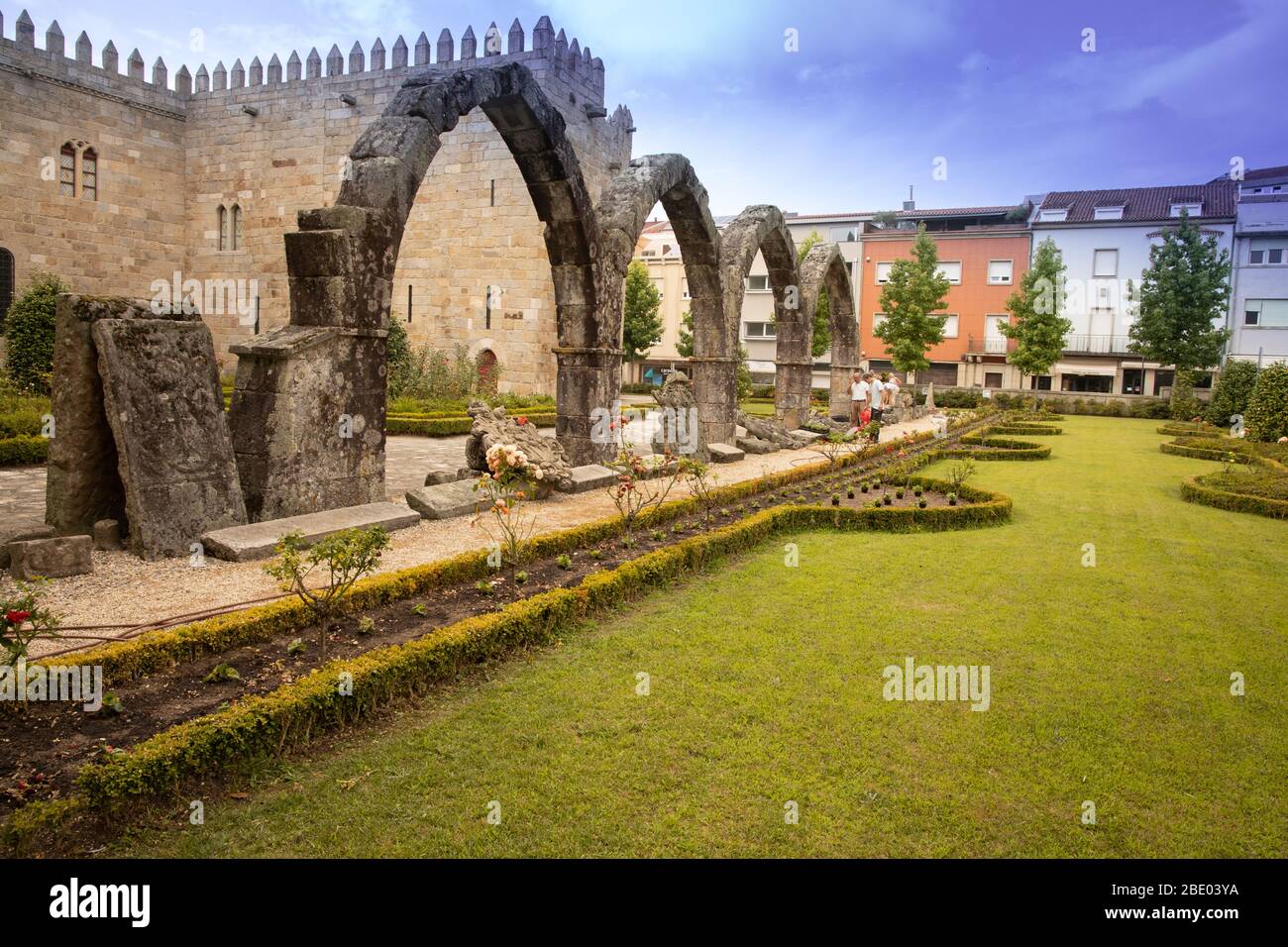 Ruines Du Palais De L Archeveque Et Du Jardin De Santa Barbara Braga Portugal Photo Stock Alamy