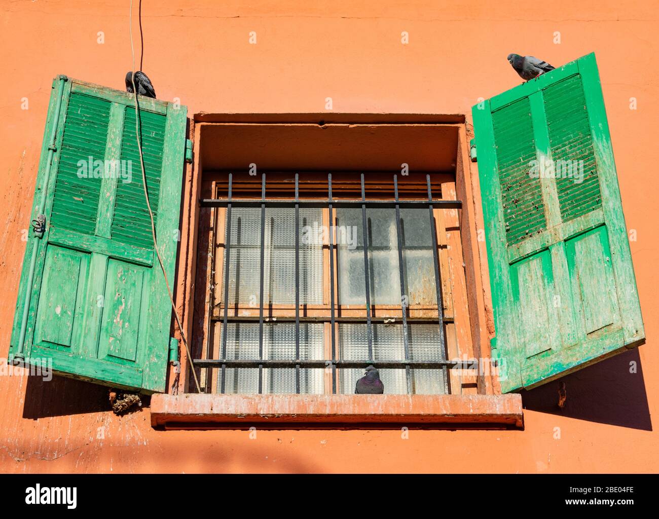 Ouvrez les volets verts sur une fenêtre à Marrakech Maroc Banque D'Images