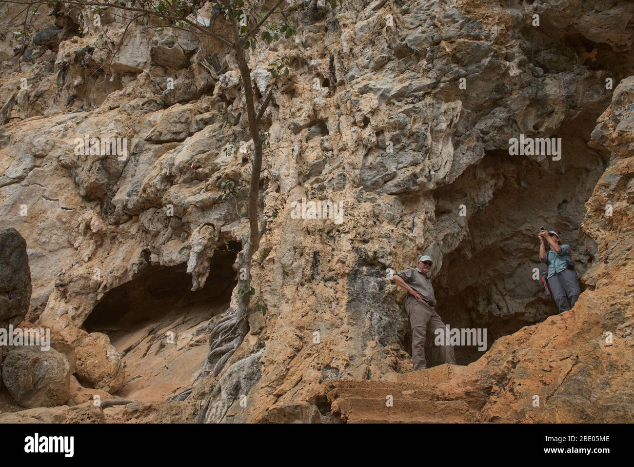 Sortie de la grotte de Cueva de la Vaca dans la vallée de Viñales, Cuba Banque D'Images