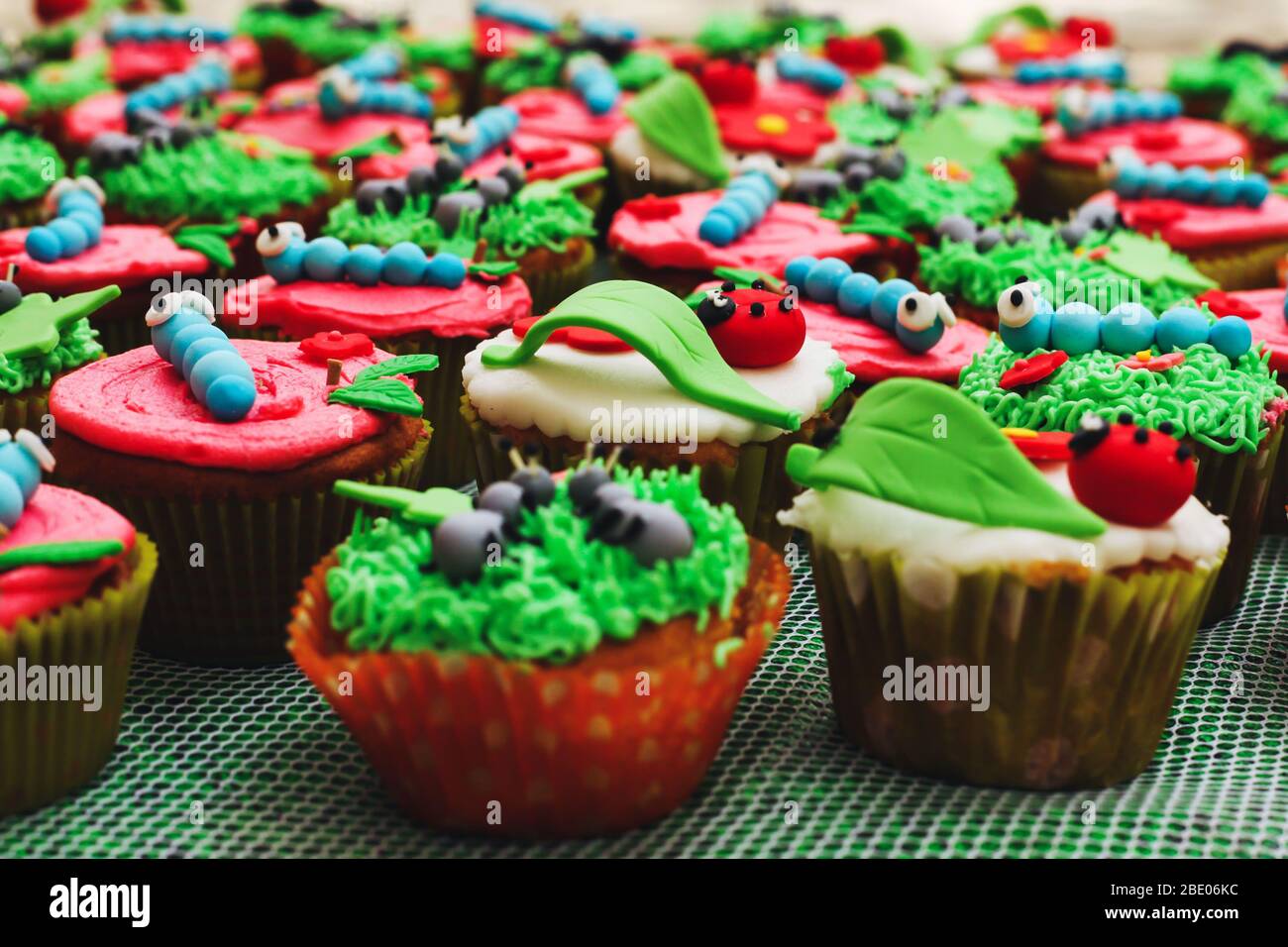 Cupcakes Avec Decoration Caterpillar Ou Insectes Pour Fete D Anniversaire Pour Enfants Photo Stock Alamy