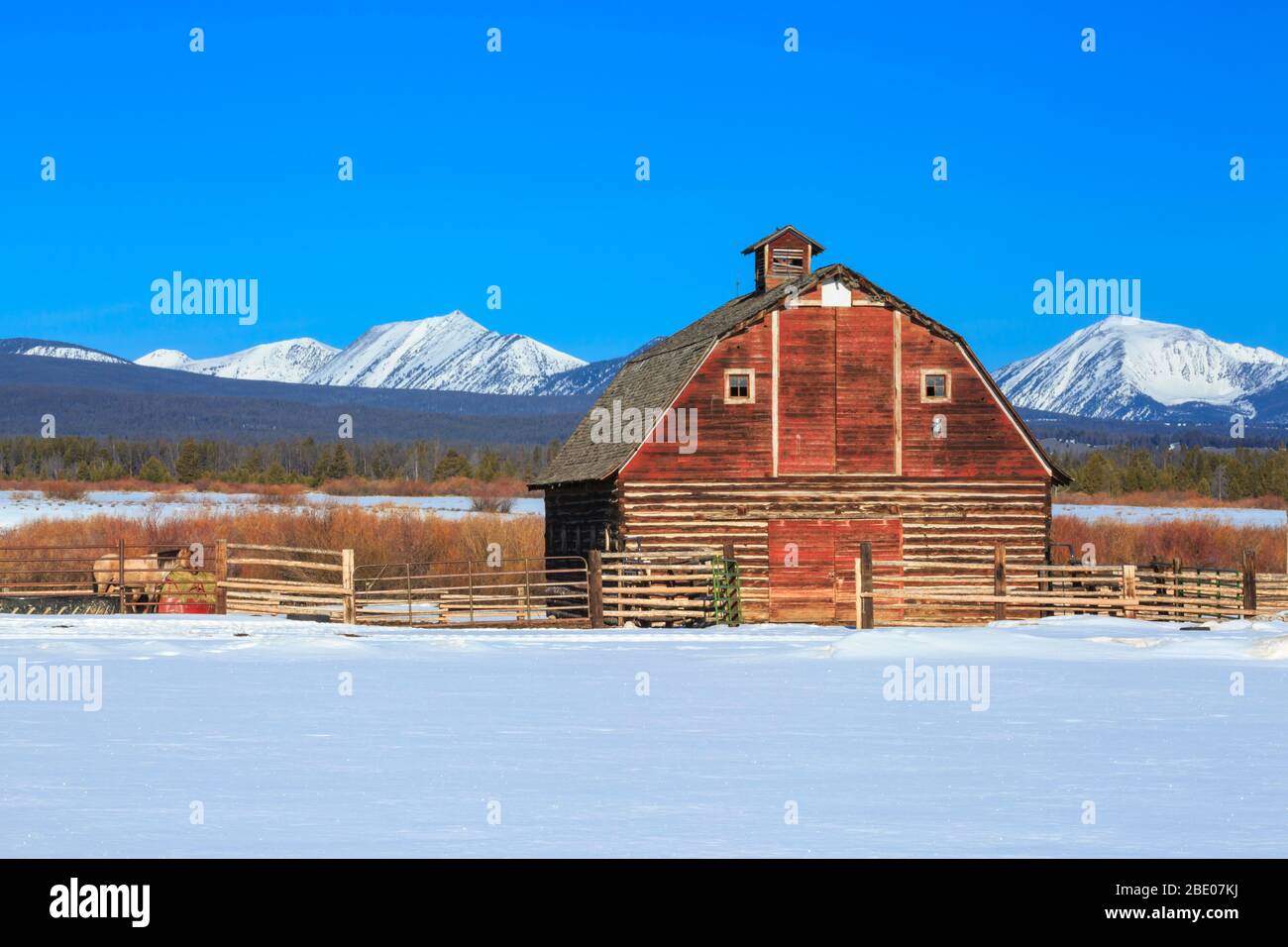 ancienne grange en rondins sous les montagnes de beaverhead dans la grande vallée du trou supérieur en hiver près de jackson, montana Banque D'Images