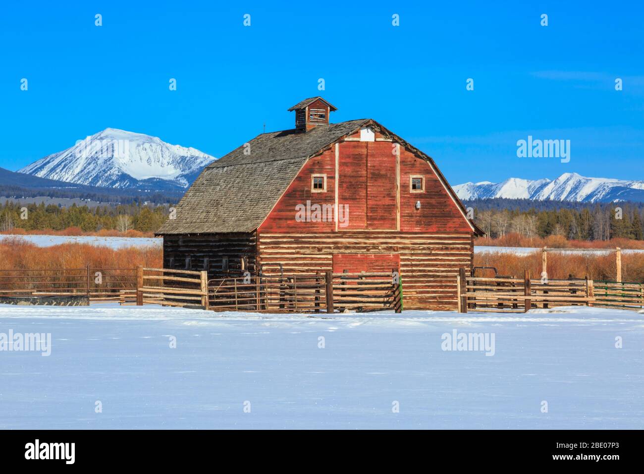 ancienne grange en rondins sous les montagnes de beaverhead dans la grande vallée du trou supérieur en hiver près de jackson, montana Banque D'Images