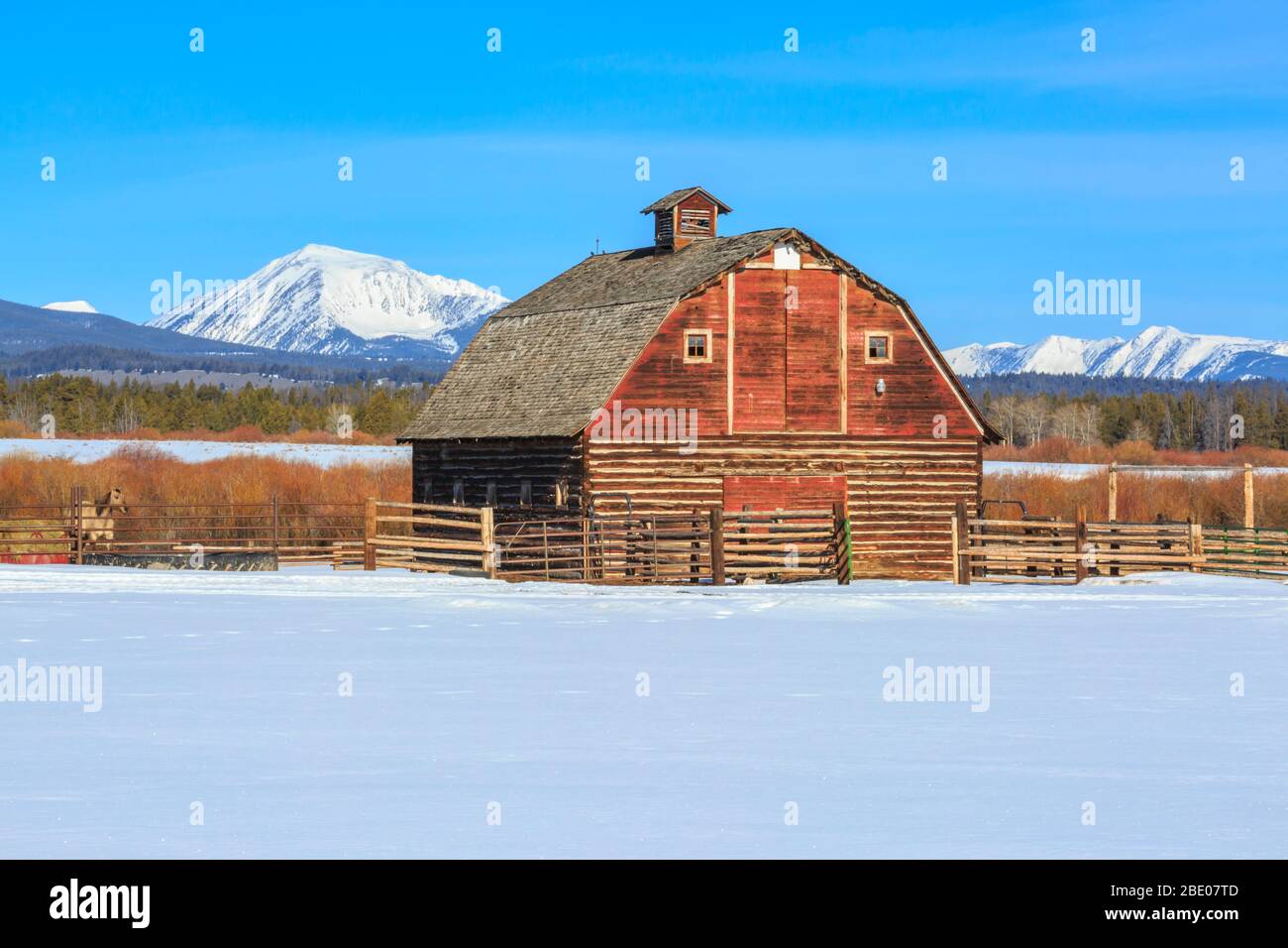 ancienne grange en rondins sous les montagnes de beaverhead dans la grande vallée du trou supérieur en hiver près de jackson, montana Banque D'Images
