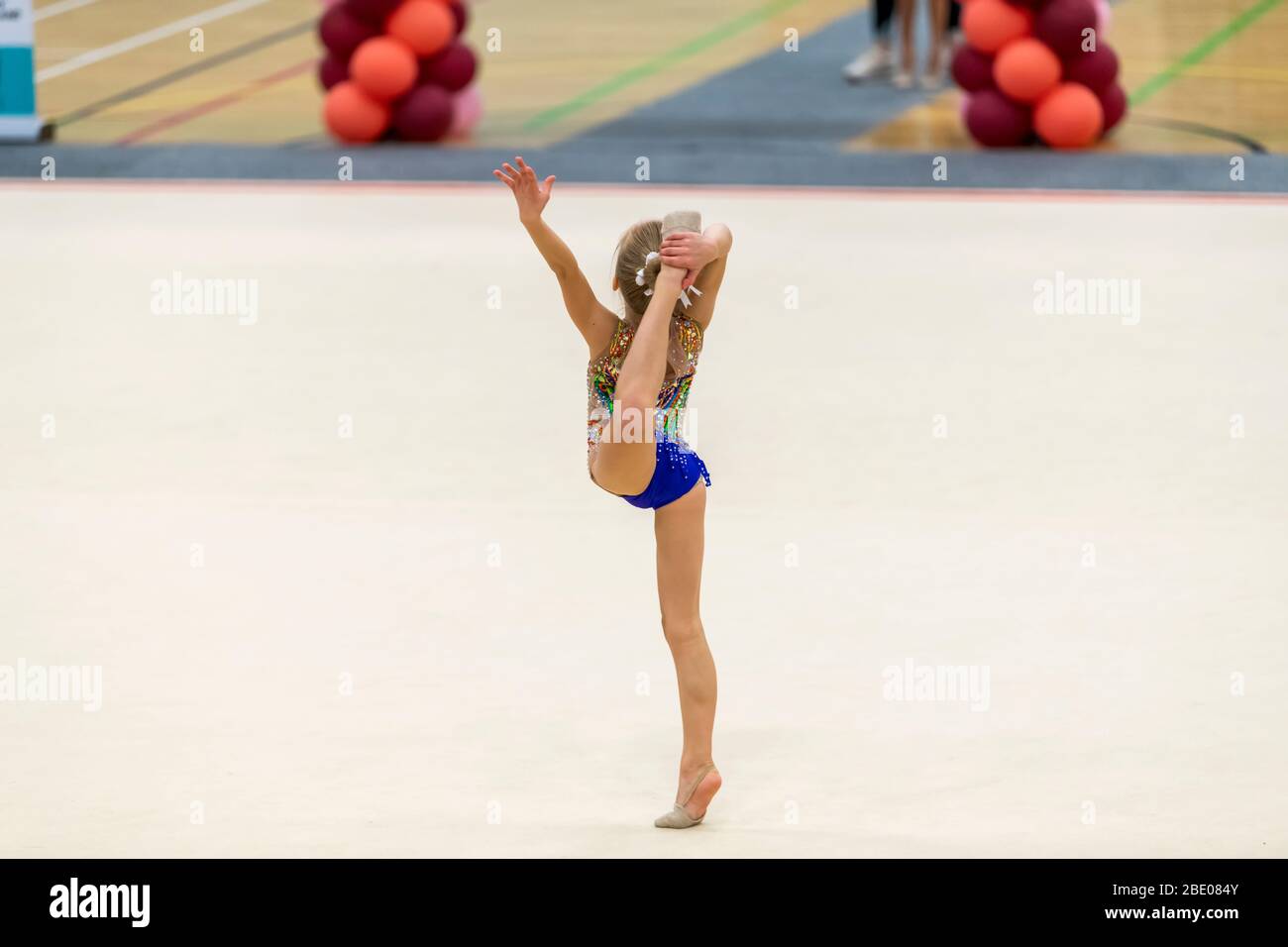 Portrait d'un jeune gymnast. Portrait d'une fille de 7 ans dans des compétitions de gymnastique rythmique Banque D'Images