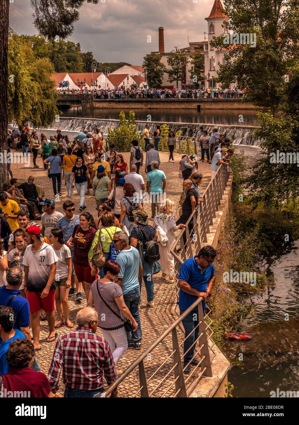 Foules à Tomar pendant la traditionnelle Festa dos Tabumeiros (Festival des plateaux). Portugal Banque D'Images