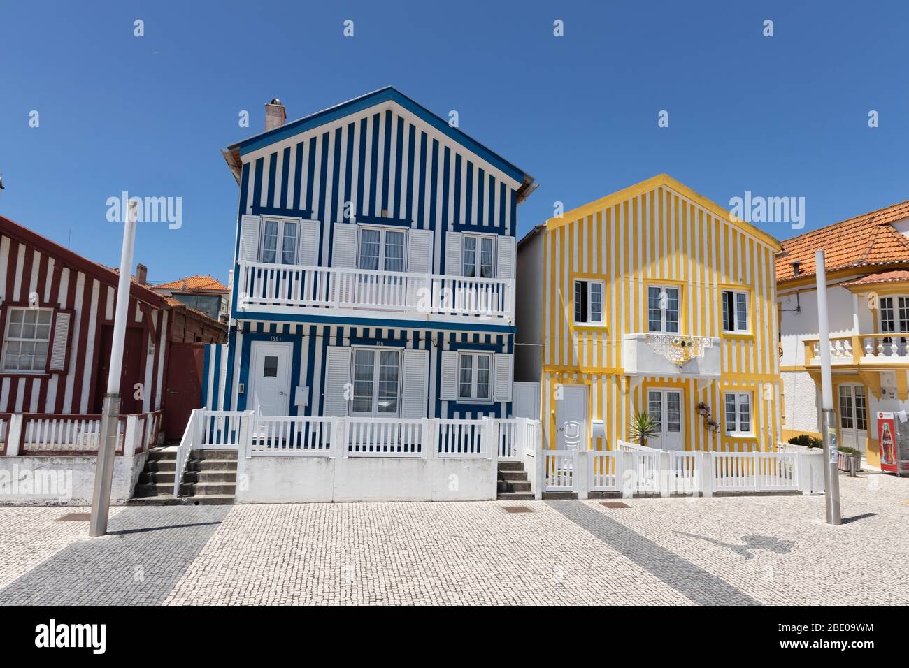 Maisons colorées à rayures noires, blanches et jaunes sur la Costa Nova do Prado près d'Aveiro Portugal. Banque D'Images