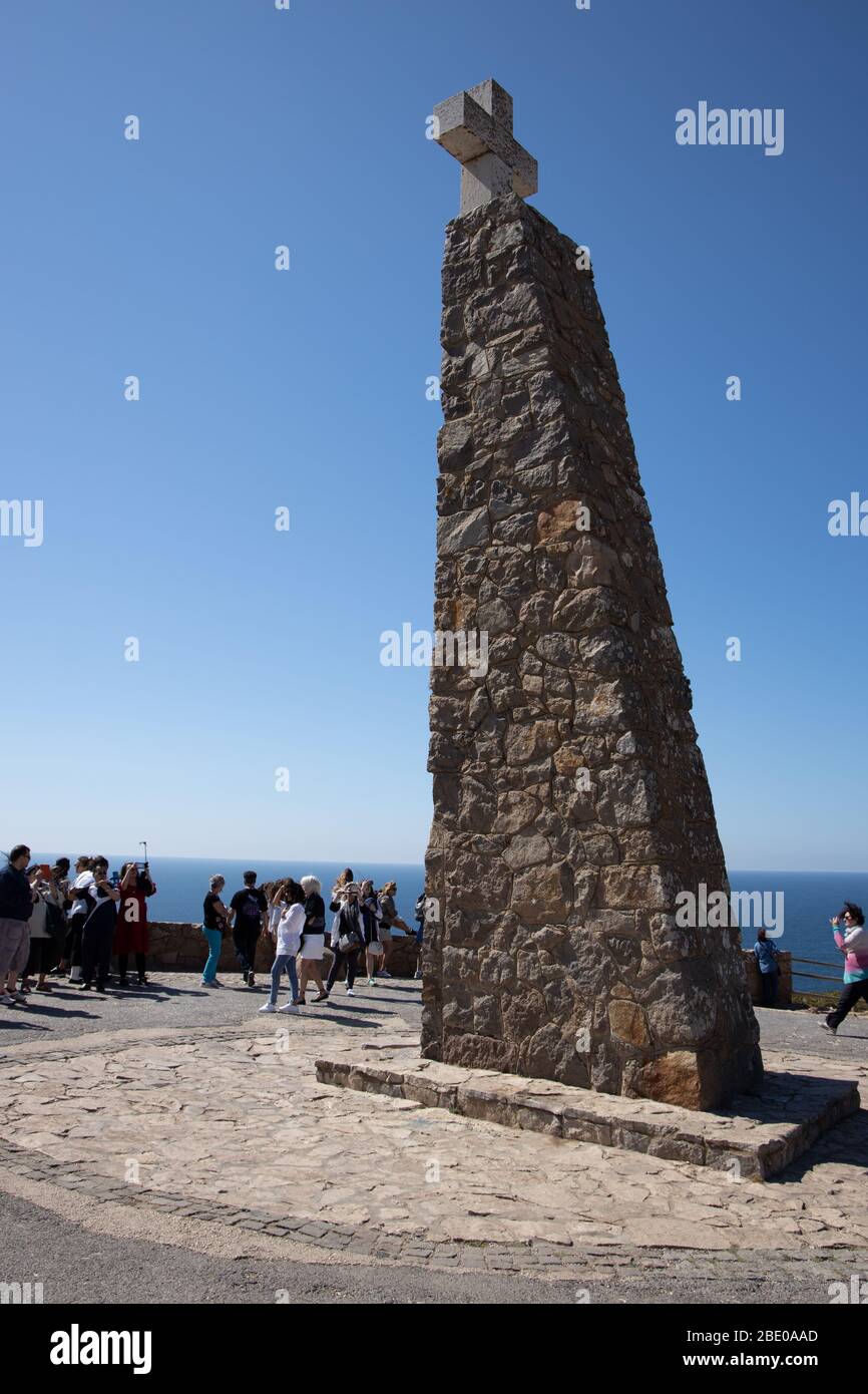 Touristes à l'immense monument en pierre avec un topoat à l'affût de Cabo da Roca ou Cap Roca cape sur le point le plus à l'ouest du Portugal continental, Europe Banque D'Images