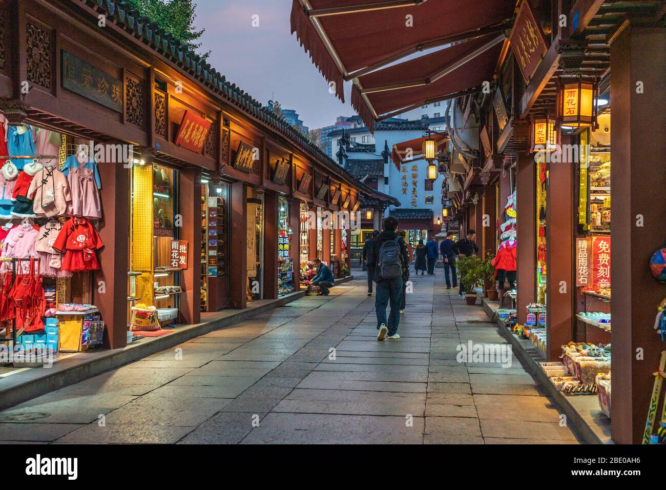 NANJING, CHINE - NOVEMBRE 07: C'est une rue commerçante avec des magasins chinois traditionnels dans le quartier historique de Fuzimiao le 07 novembre 2019 à Nanji Banque D'Images