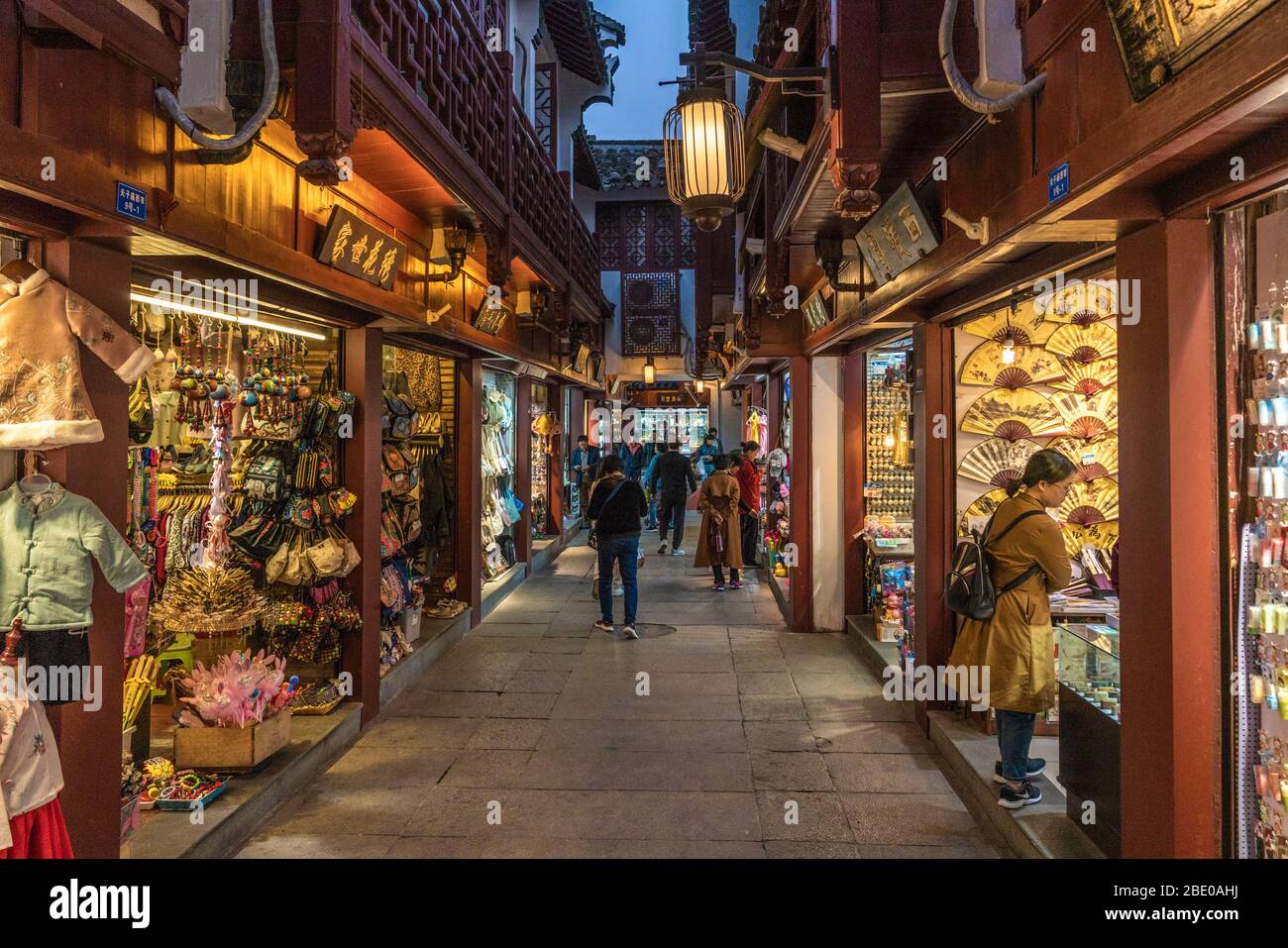 NANJING, CHINE - NOVEMBRE 07: Rue commerçante de marché de nuit dans le quartier historique de Fuzimiao le 07 novembre 2019 à Nanjing Banque D'Images