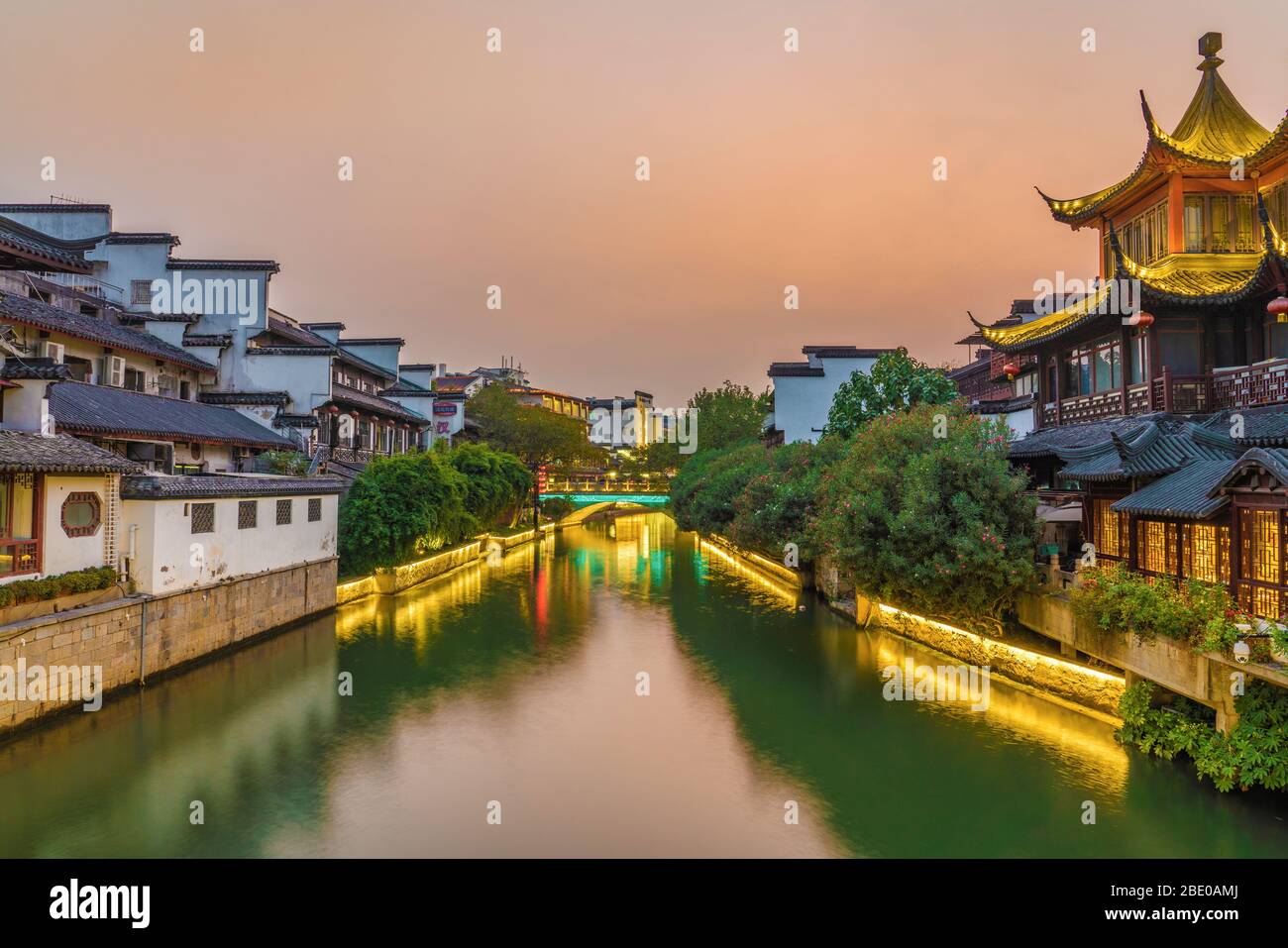 NANJING, CHINE - 07 NOVEMBRE : vue en soirée des bâtiments chinois traditionnels sur la rivière Qinhuai dans le quartier historique de Fuzimiao le 07 novembre 201 Banque D'Images