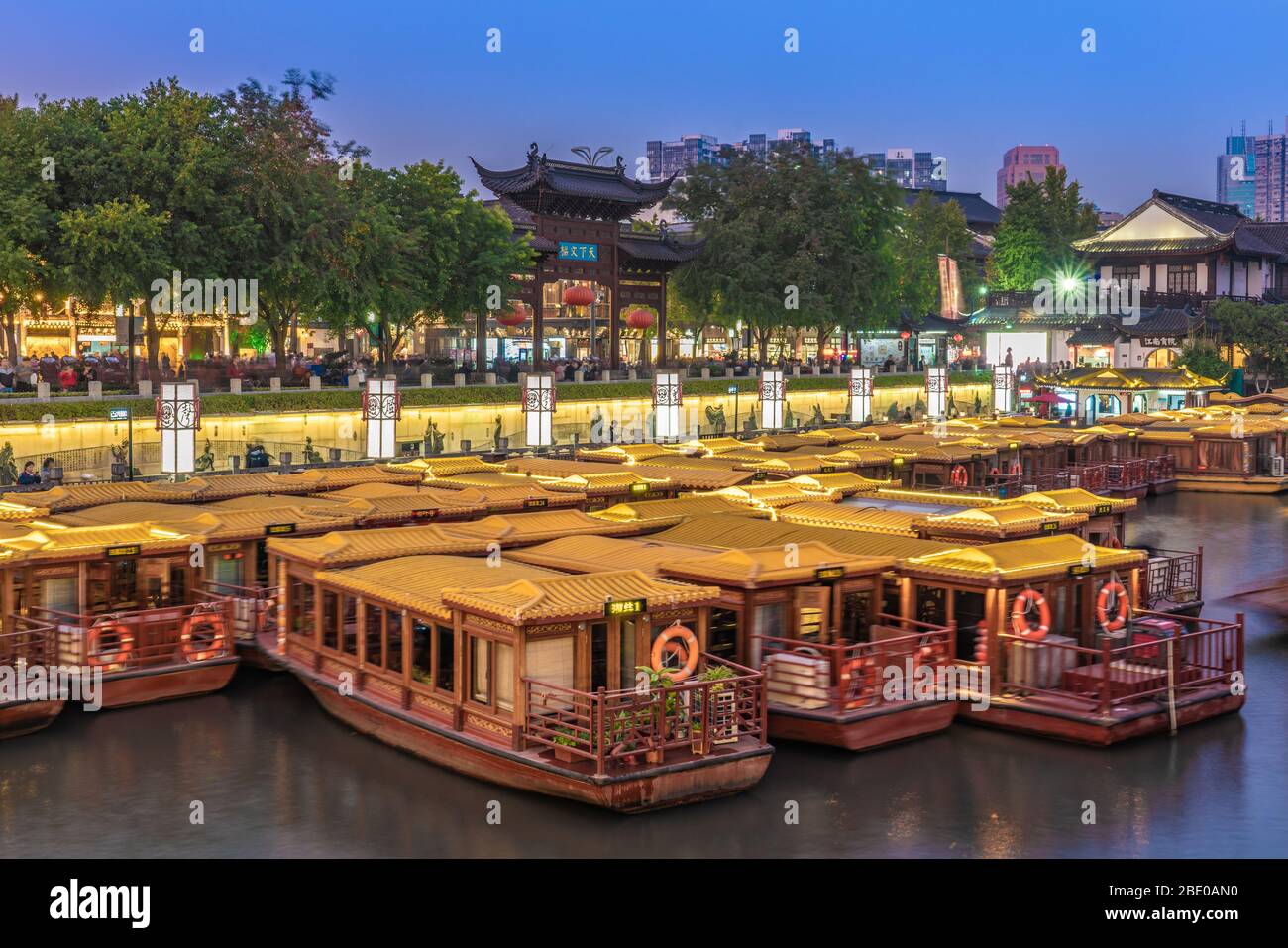 NANJING, CHINE - NOVEMBRE 07: Bateaux amarrés le long de la rivière au quartier historique de Fuzimiao la nuit le 07 novembre 2019 à Nanjing Banque D'Images