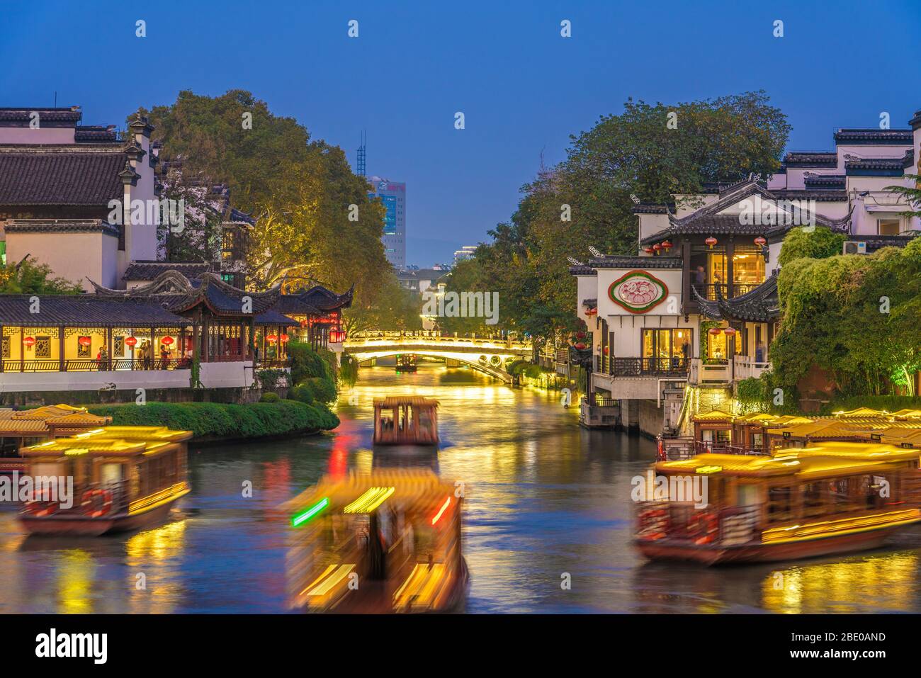 NANJING, CHINE - NOVEMBRE 07: Scène de nuit avec flou de mouvement des bateaux traditionnels sur la rivière Qinhuai dans le quartier historique de Fuzimiao le 07 novembre, Banque D'Images