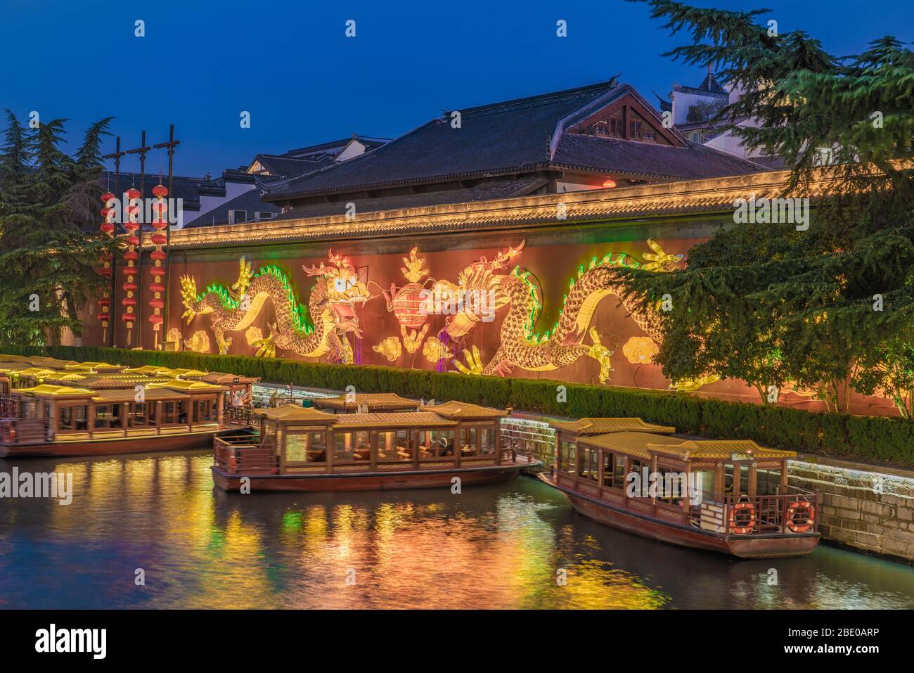 NANJING, CHINE - NOVEMBRE 07: Scène nocturne de bateaux amarrés autour du temple Confucius dans le quartier historique de Fuzimiao le 07 novembre 2019 à Nanjin Banque D'Images