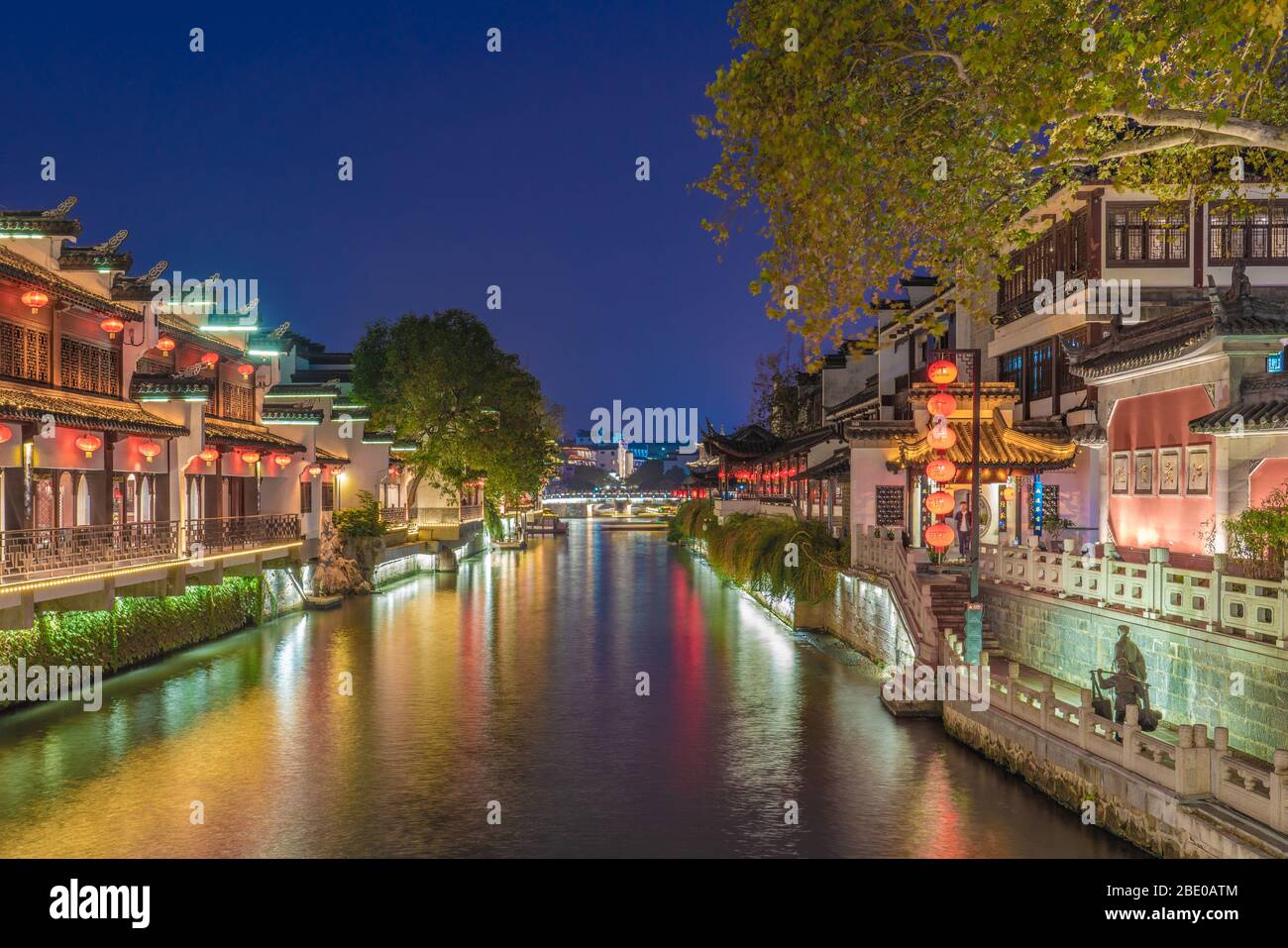 NANJING, CHINE - NOVEMBRE 07: Vue de nuit sur la rivière Qinhuai dans le célèbre quartier historique de Fuzimiao le 07 novembre 2019 à Nanjing Banque D'Images