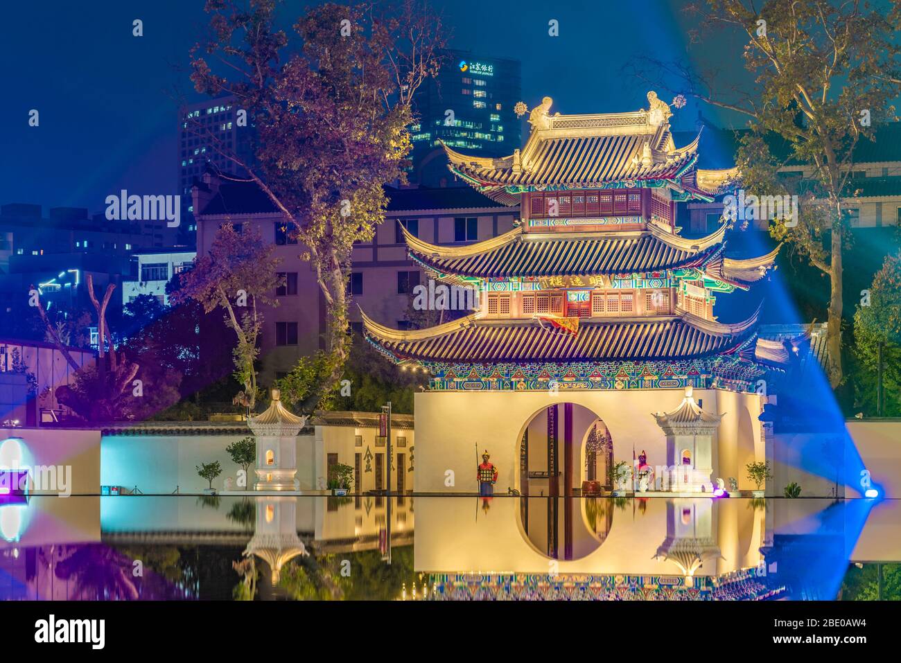 NANJING, CHINE - NOVEMBRE 07: Vue nocturne des bâtiments chinois traditionnels dans le quartier historique de Fuzimiao le 08 novembre 2019 à Nanjing Banque D'Images