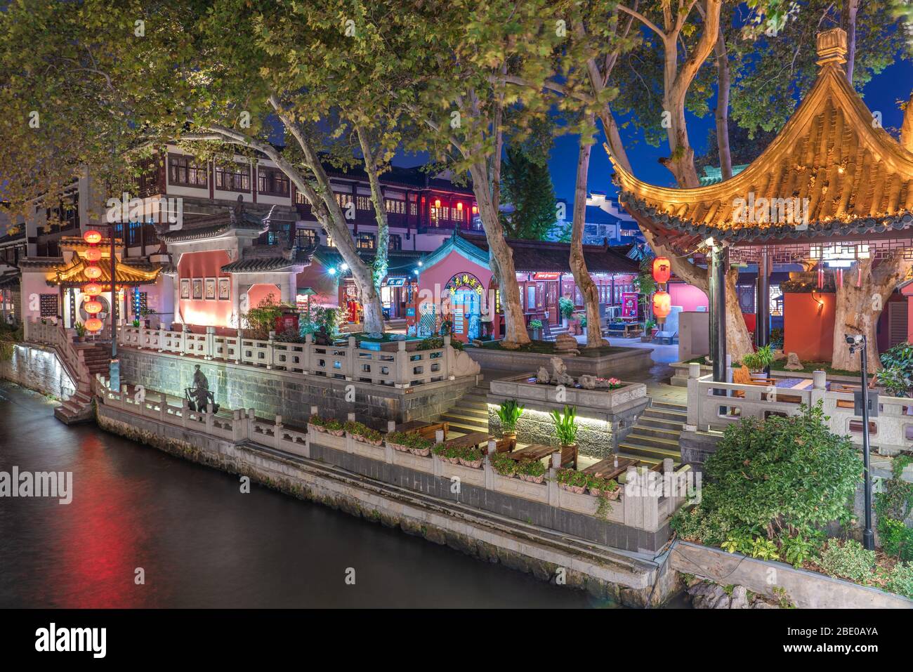 NANJING, CHINE - NOVEMBRE 07: Vue nocturne des bâtiments chinois traditionnels le long de la rivière Qinhuai dans la région du Temple Confucis le Novembre 07, 2019 in Banque D'Images