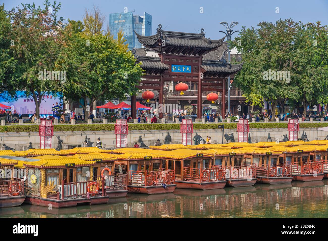 NANJING, CHINE - NOVEMBRE 07: Vue sur les quais au bord de la rivière avec des bateaux chinois traditionnels dans le quartier historique de Fuzimiao le 07 novembre 2019 à Nanjing Banque D'Images