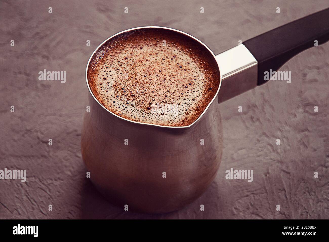 Café fraîchement préparé dans une cafetière turque Banque D'Images