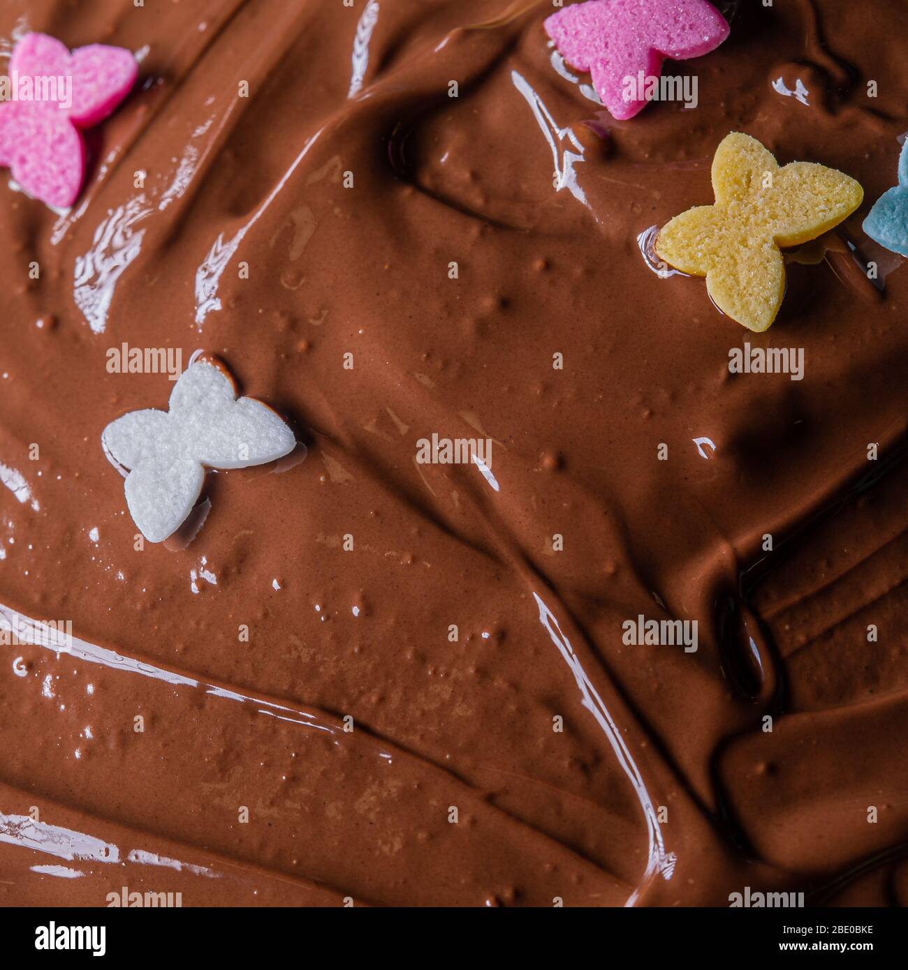Decoration Des Papillons Doux Sur Un Gateau Au Chocolat Se Rapproche Toujours Photo Stock Alamy