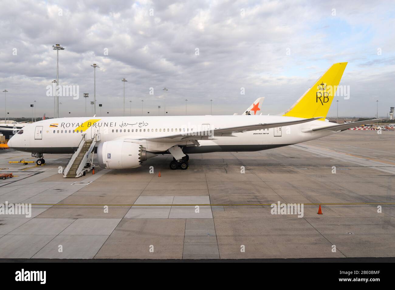 Royal Brunei Airlines Boeing 787 Dreamliner stationné à l'aéroport international Melbourne Tullamarine en Australie. Boeing 787-8 V8-DLA. Banque D'Images