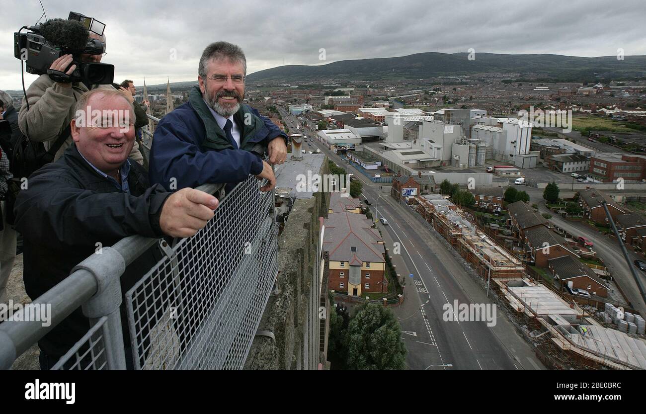 Dossiers : l'ancien président de Sinn Fein, Gerry Adams (R), et le membre du parti, FRA McCann, regarde vers l'ouest Belfast depuis le toit de la Tour Divis précédemment occupée par l'Armée britannique sur le chemin Falls, à l'ouest de Belfast, en Irlande du Nord, le 21 septembre 2005. 19 étages plus haut connu sous le nom de Spypost par les républicains irlandais l'Armée britannique a déménagé en août dans le cadre d'un programme de deux ans pour réduire la sécurité dans la province. (Photo/Paul McErlane) Banque D'Images