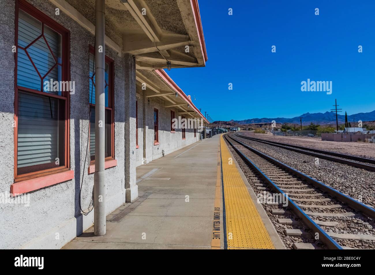 Kingman Railroad Depot, construit à l'origine en 1907 par les chemins de fer Atchison, Topeka et Santa Fe à Kingston le long de la route historique 66 en Arizona, aux États-Unis Banque D'Images