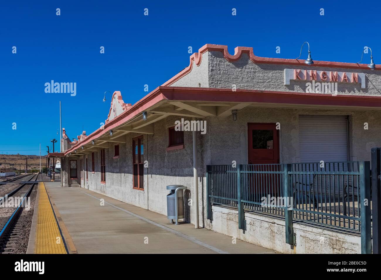 Kingman Railroad Depot, construit à l'origine en 1907 par les chemins de fer Atchison, Topeka et Santa Fe à Kingston le long de la route historique 66 en Arizona, aux États-Unis Banque D'Images