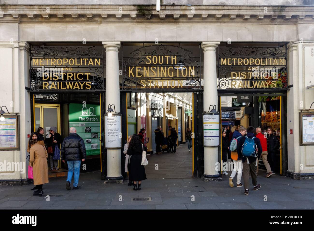 Personnes à l'entrée de la station de métro South Kensington, Londres Angleterre Royaume-Uni Banque D'Images