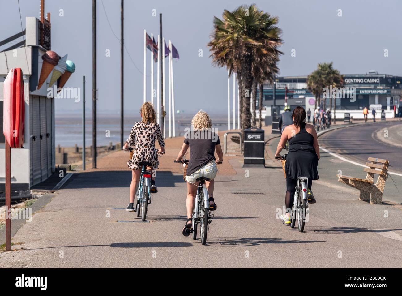 Groupe de cyclistes féminins le jour ensoleillé sur le front de mer de Southend le vendredi Saint de Pâques Bank Holiday pendant la période de verrouillage de la pandémie de Coronavirus COVID-19 Banque D'Images