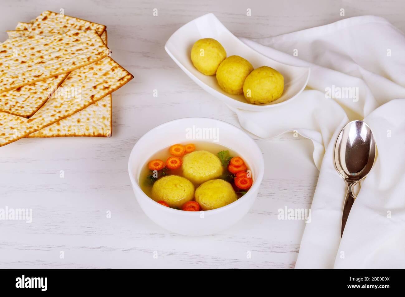 Juive traditionnelle de délicieux plat de pâque maison matzah ball soupe Banque D'Images