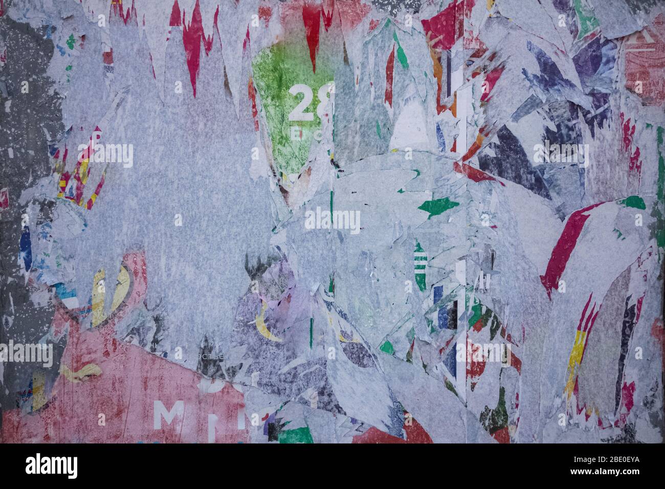 Vieux panneau de signalisation à l'eau avec des affiches déchirées et des dramaturges. Arrière-plan et texture vintage pour le texte ou l'image Banque D'Images