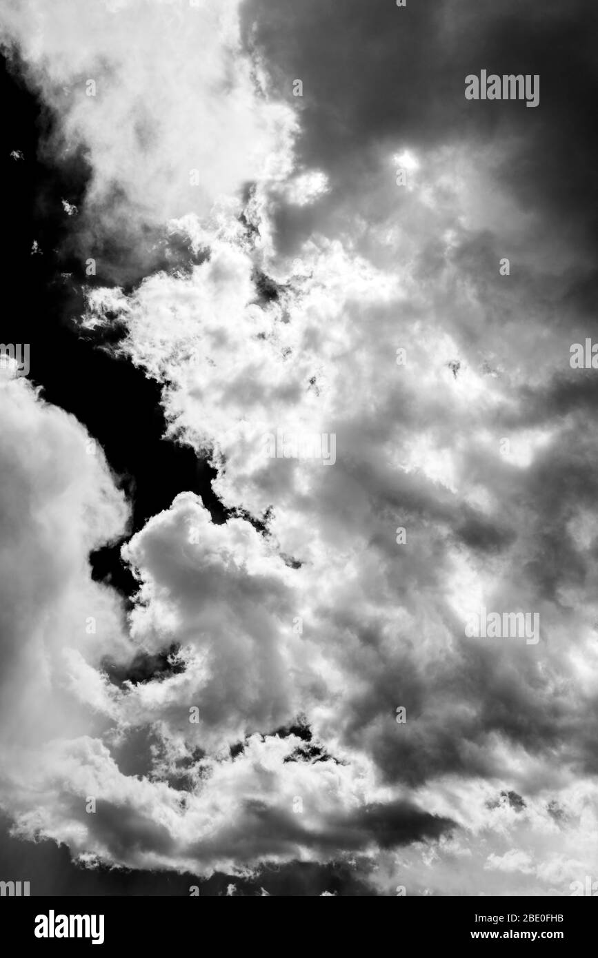 Noir & blanc, des formations nuageuses inhabituelles contre ciel bleu cobalt clair ; le centre du Colorado, USA Banque D'Images