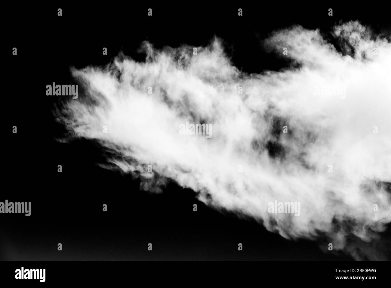 Noir & blanc, des formations nuageuses inhabituelles contre ciel bleu cobalt clair ; le centre du Colorado, USA Banque D'Images