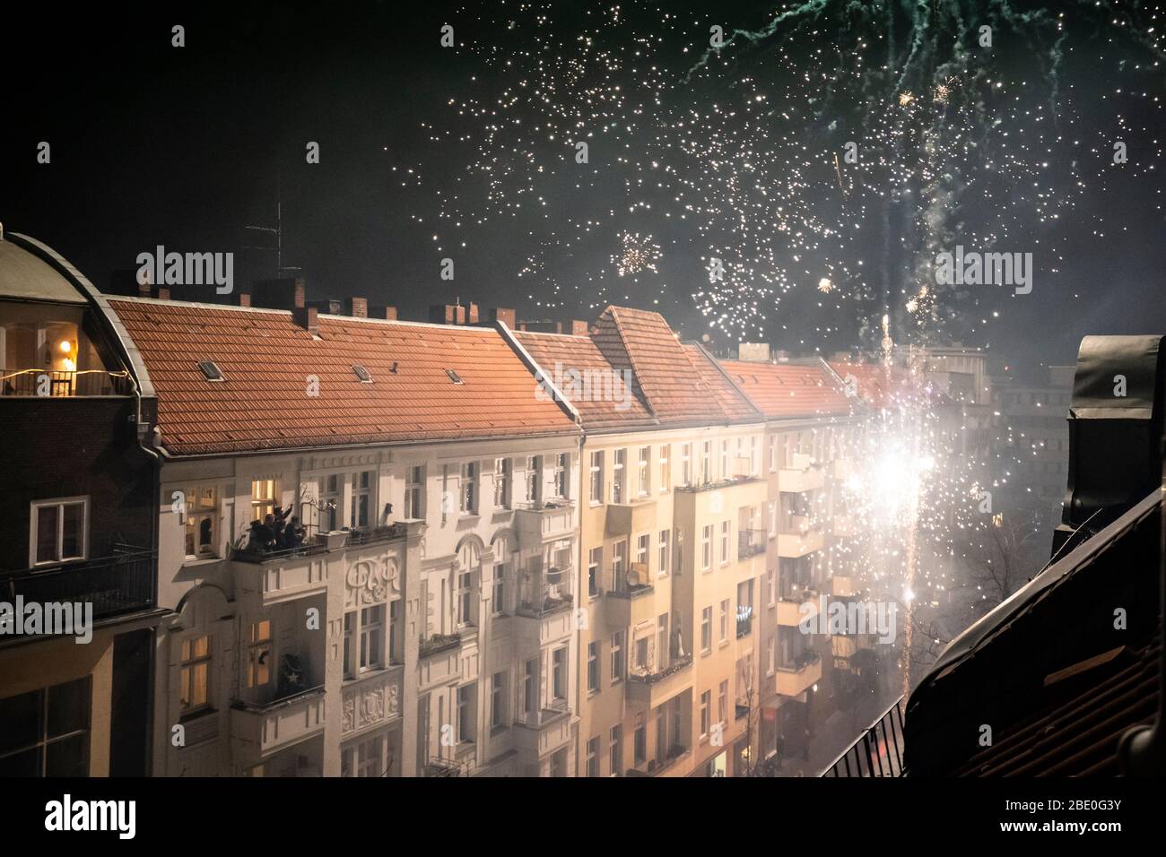 les feux d'artifice de la maison explosent depuis le balcon dans les rues de berlin la veille du nouvel an Banque D'Images