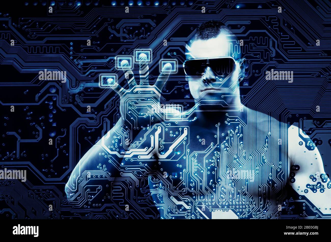 Numérisation en cours. Concept de cyber-sécurité avec l'être numérique - gardien musculaire scannant ses doigts. Circuits de la carte mère en arrière-plan. Banque D'Images