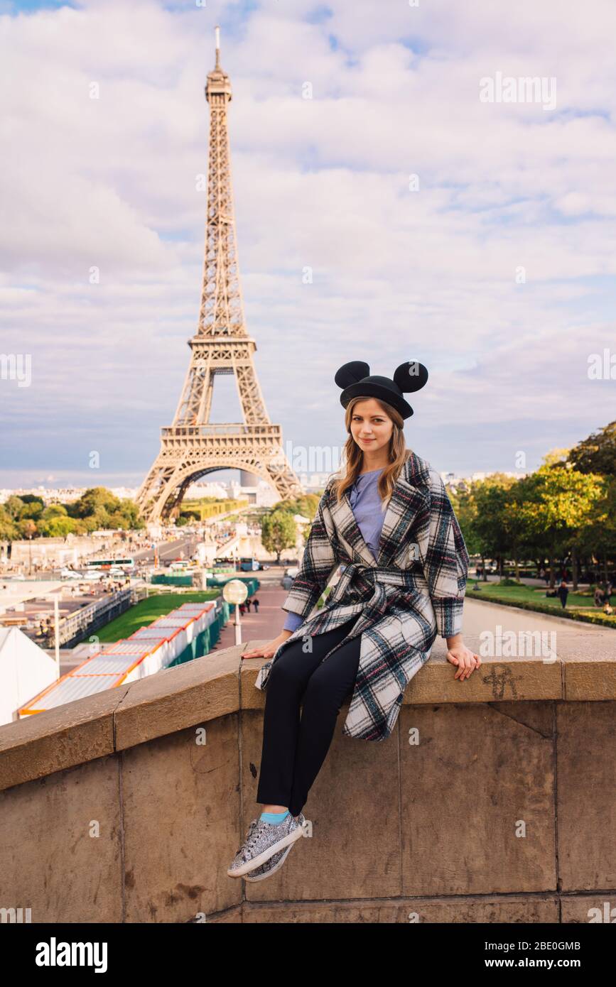 Belle fille assise à Paris en toile de fond de la tour Eiffel Banque D'Images