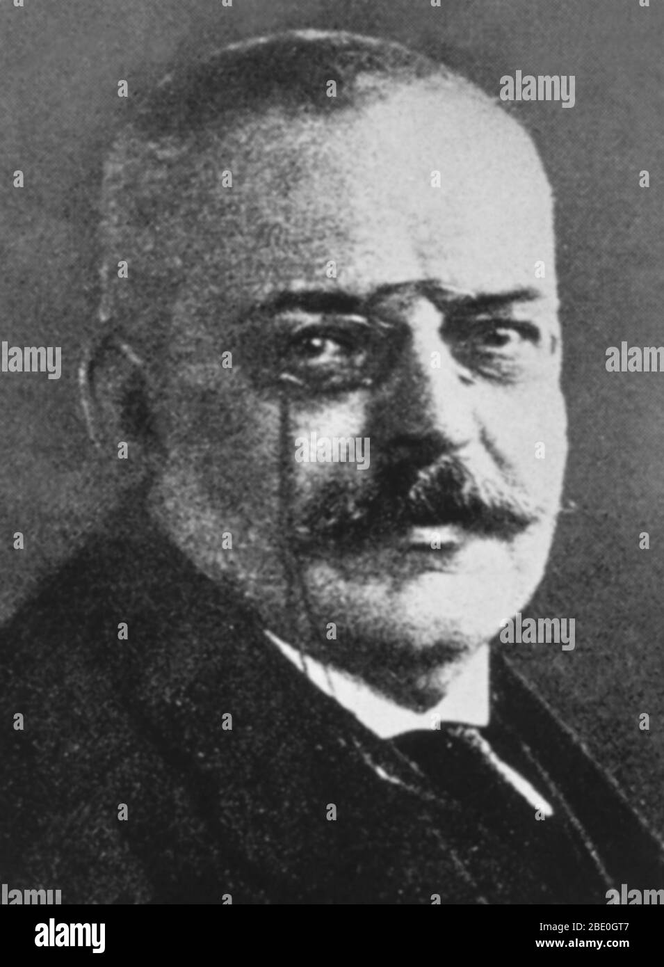 Aloysius 'Aloyis' Alzheimer (1864-1915) était psychiatre et neuropathologiste allemand et collègue d'Emil Kraepelin. En 1906, Alzheimer a fait une description clinique et pathologique complète de la démence prénile, qui est connue sous le nom de maladie d'Alzheimer, une condition progressive dans laquelle les cellules nerveuses du cerveau dégénèrent. En 1915, Alzheimer est devenue malade lors d'un voyage en train. Il a probablement eu une infection streptococcique et la fièvre rhumatismale et l'insuffisance rénale qui ont suivi. Il est mort d'insuffisance cardiaque à l'âge de 51 ans. Banque D'Images