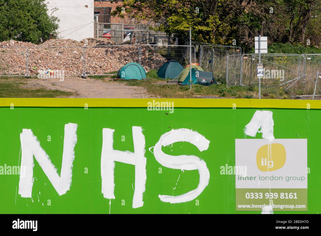 Tentes sans abri et message NHS sur Southend sur le bord de mer vendredi Saint de Pâques Bank Holiday pendant la période de verrouillage de la pandémie de Coronavirus COVID-19 Banque D'Images