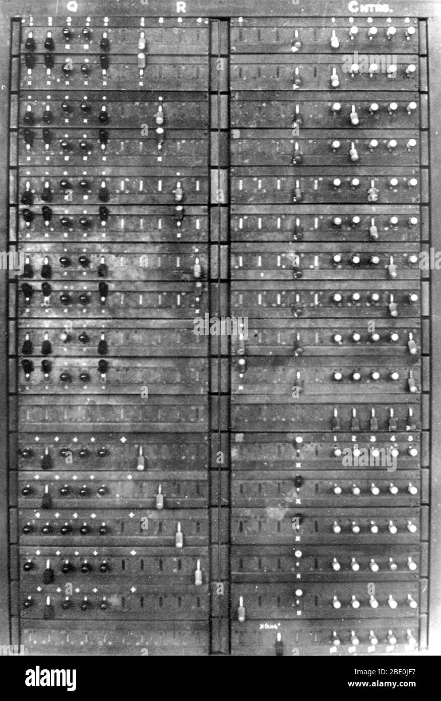Photographie en temps de guerre d'une partie d'un ordinateur Colossus montrant le panneau Q, 1945. Colossus était un ensemble d'ordinateurs développés par les codébriseurs britanniques dans les années 1943-1945 pour aider à la cryptanalyse du chiffrement de Lorenz utilisé par l'armée allemande. Colossus a utilisé des valves thermioniques (tubes à vide) pour effectuer des opérations booléennes et de comptage. Colossus est donc considéré comme le premier ordinateur numérique programmable, électronique et numérique au monde, bien qu'il ait été programmé par des interrupteurs et des prises et non par un programme enregistré. Colossus a été conçu par Tommy Flowers, ingénieur de recherche. Alan Turing utilise la probabilit Banque D'Images